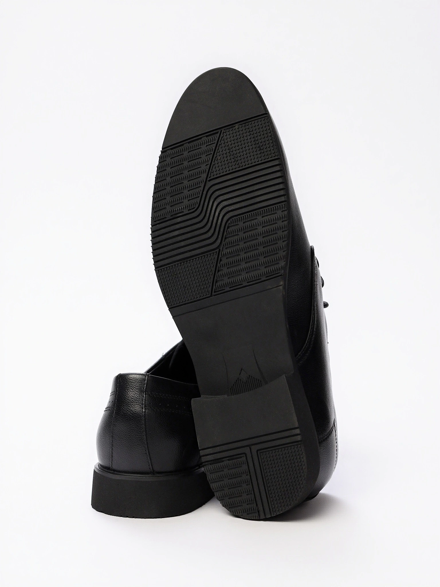 Туфли-дерби черного цвета на низком каблуке